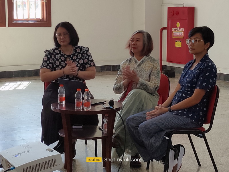 Roode Brug Soerabaia Diskusikan “Arsip Visual Kolonial: Membaca Sejarah Perang lewat Motif Batik”