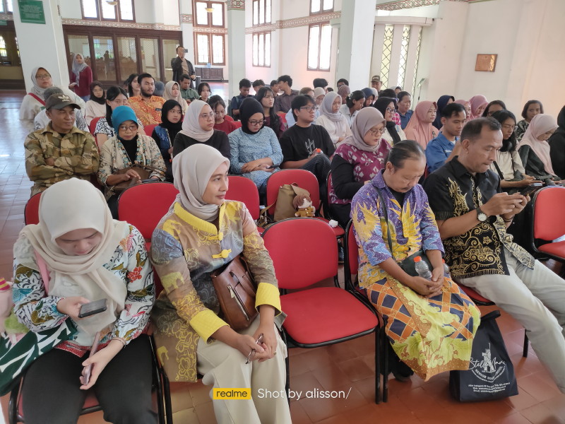 Roode Brug Soerabaia Diskusikan “Arsip Visual Kolonial: Membaca Sejarah Perang lewat Motif Batik”