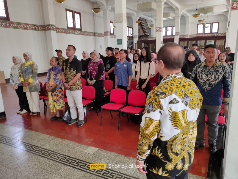 Roode Brug Soerabaia Diskusikan “Arsip Visual Kolonial: Membaca Sejarah Perang lewat Motif Batik”