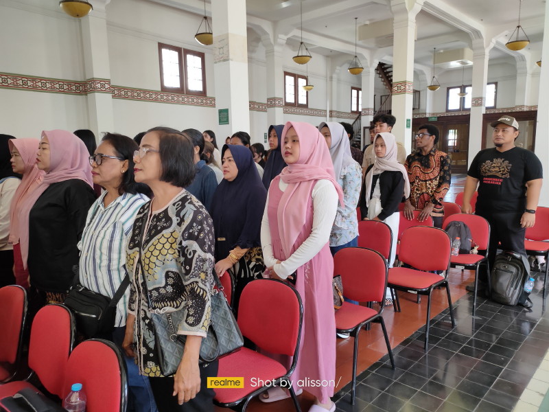 Roode Brug Soerabaia Diskusikan “Arsip Visual Kolonial: Membaca Sejarah Perang lewat Motif Batik”