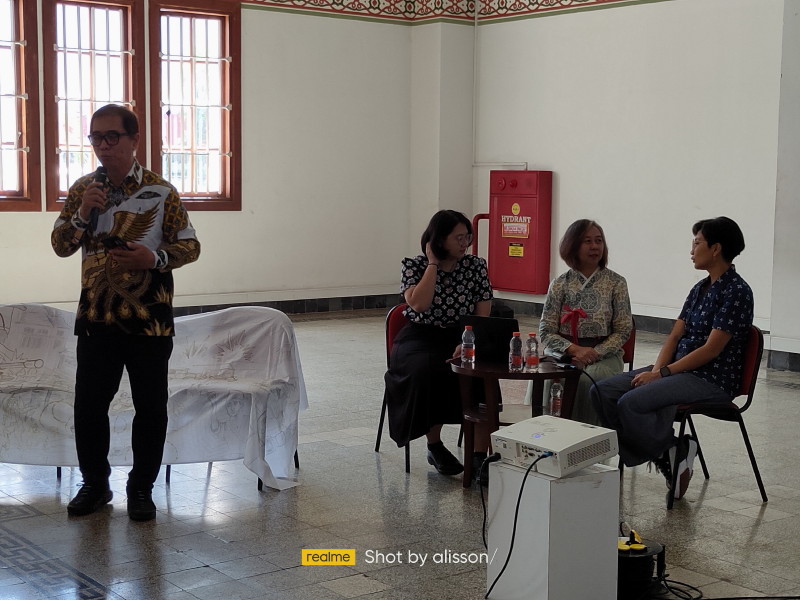 Roode Brug Soerabaia Diskusikan “Arsip Visual Kolonial: Membaca Sejarah Perang lewat Motif Batik”