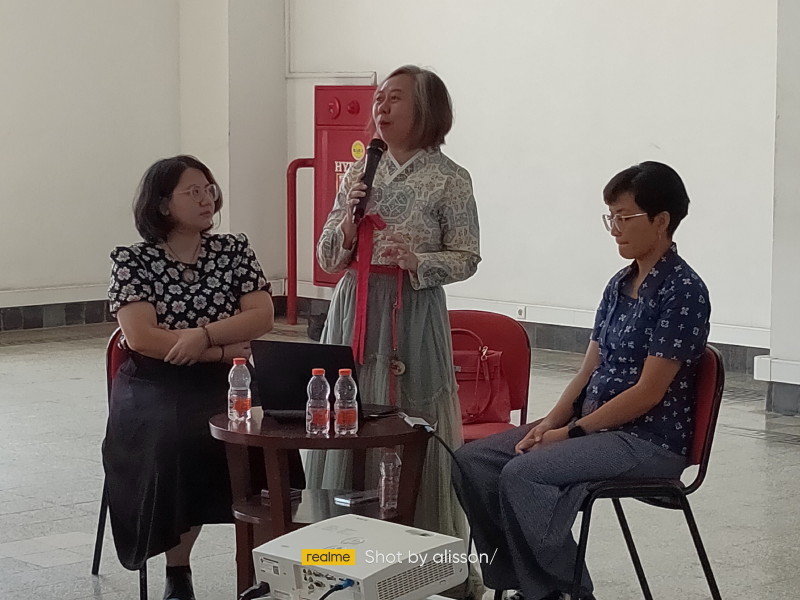 Roode Brug Soerabaia Diskusikan “Arsip Visual Kolonial: Membaca Sejarah Perang lewat Motif Batik”