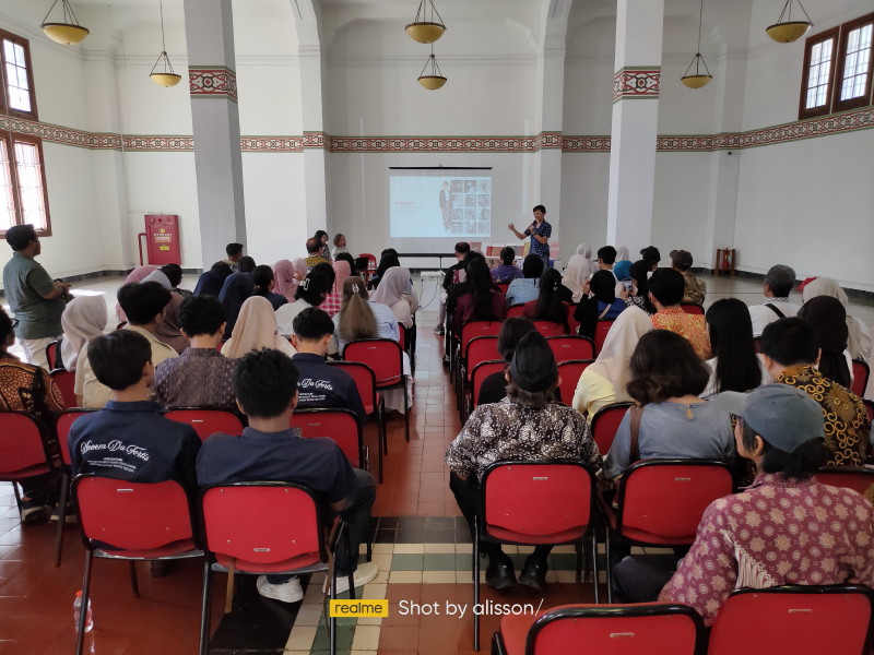 Roode Brug Soerabaia Diskusikan “Arsip Visual Kolonial: Membaca Sejarah Perang lewat Motif Batik”