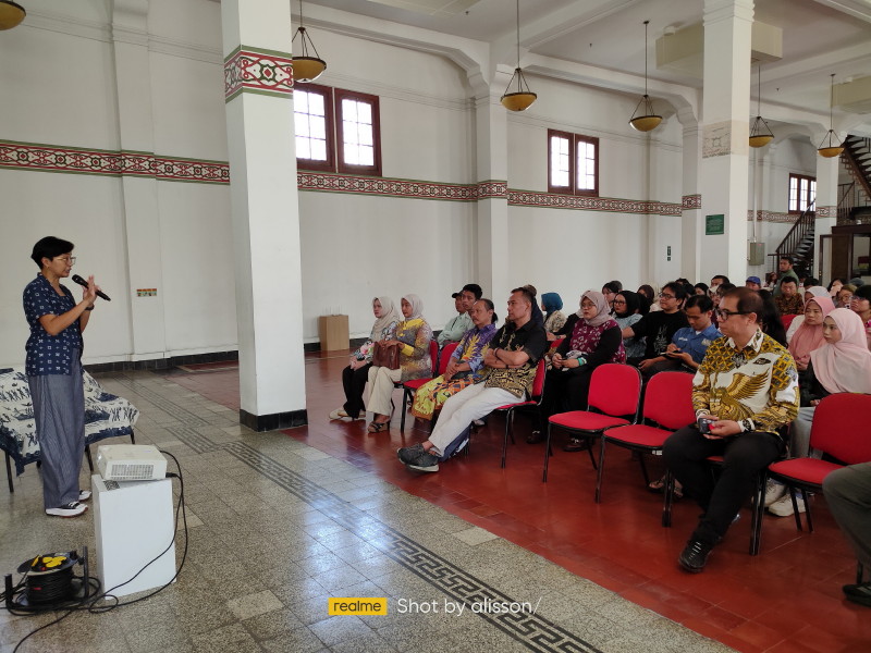 Roode Brug Soerabaia Diskusikan “Arsip Visual Kolonial: Membaca Sejarah Perang lewat Motif Batik”