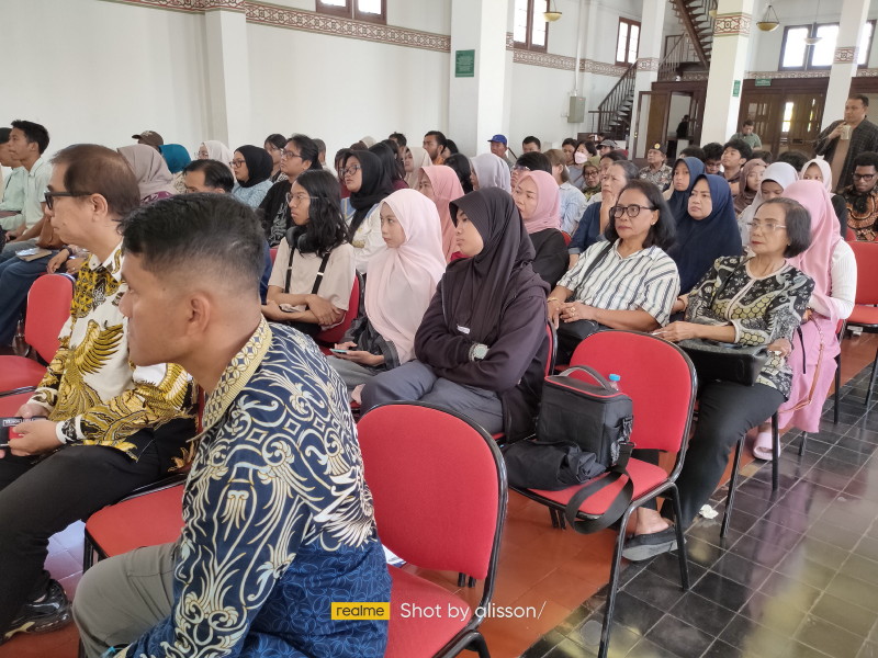 Roode Brug Soerabaia Diskusikan “Arsip Visual Kolonial: Membaca Sejarah Perang lewat Motif Batik”
