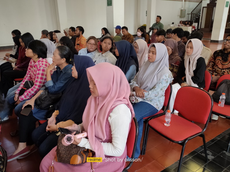 Roode Brug Soerabaia Diskusikan “Arsip Visual Kolonial: Membaca Sejarah Perang lewat Motif Batik”