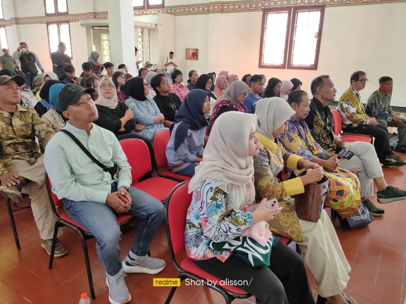 Roode Brug Soerabaia Diskusikan “Arsip Visual Kolonial: Membaca Sejarah Perang lewat Motif Batik”