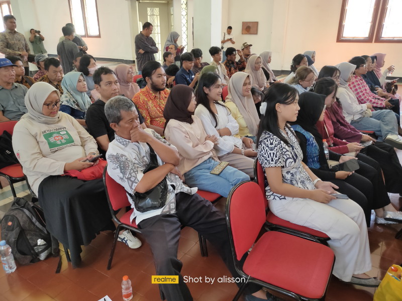Roode Brug Soerabaia Diskusikan “Arsip Visual Kolonial: Membaca Sejarah Perang lewat Motif Batik”