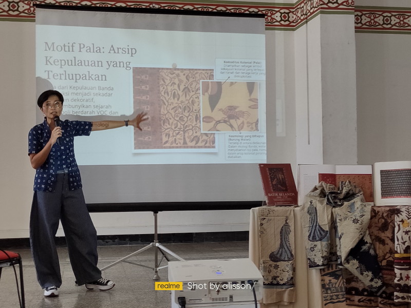 Roode Brug Soerabaia Diskusikan “Arsip Visual Kolonial: Membaca Sejarah Perang lewat Motif Batik”