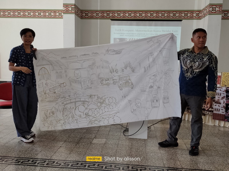Roode Brug Soerabaia Diskusikan “Arsip Visual Kolonial: Membaca Sejarah Perang lewat Motif Batik”