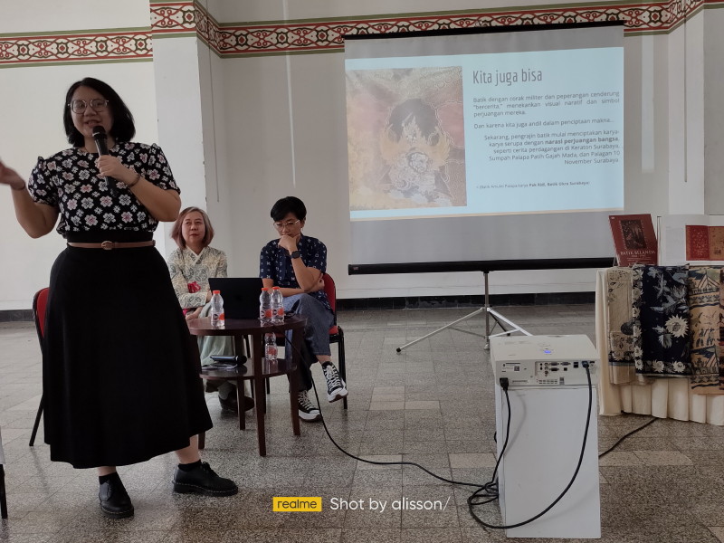 Roode Brug Soerabaia Diskusikan “Arsip Visual Kolonial: Membaca Sejarah Perang lewat Motif Batik”
