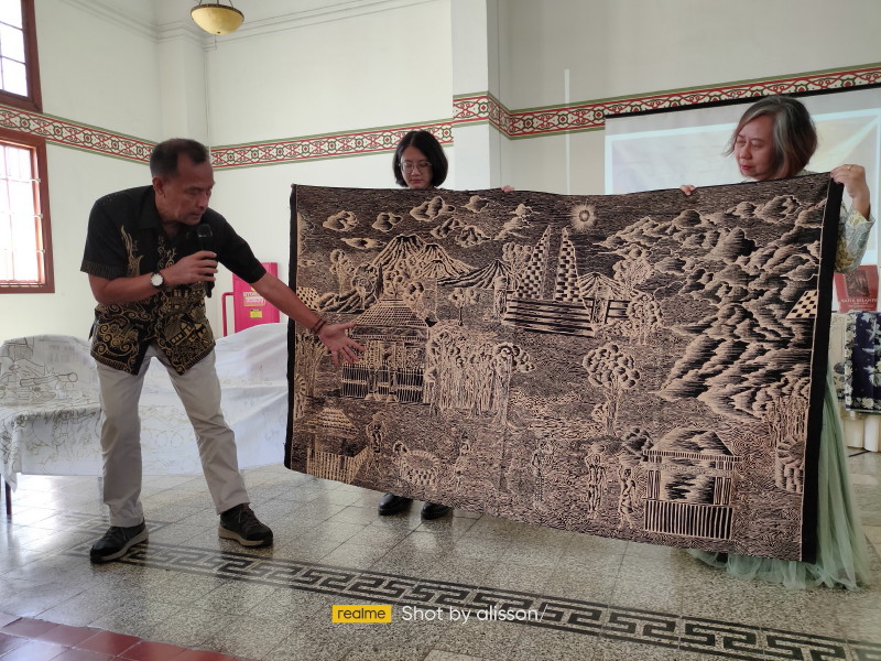 Roode Brug Soerabaia Diskusikan “Arsip Visual Kolonial: Membaca Sejarah Perang lewat Motif Batik”