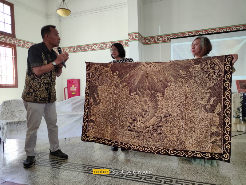 Roode Brug Soerabaia Diskusikan “Arsip Visual Kolonial: Membaca Sejarah Perang lewat Motif Batik”