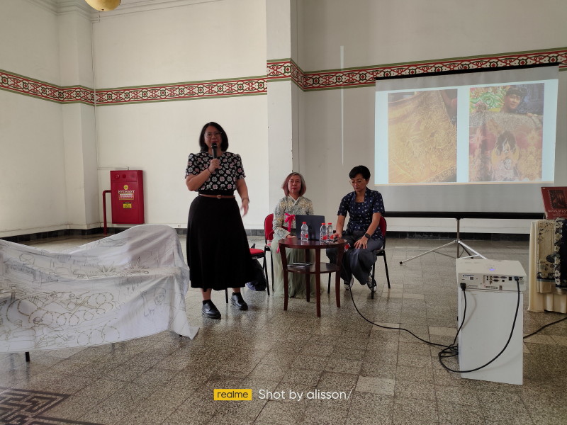 Roode Brug Soerabaia Diskusikan “Arsip Visual Kolonial: Membaca Sejarah Perang lewat Motif Batik”