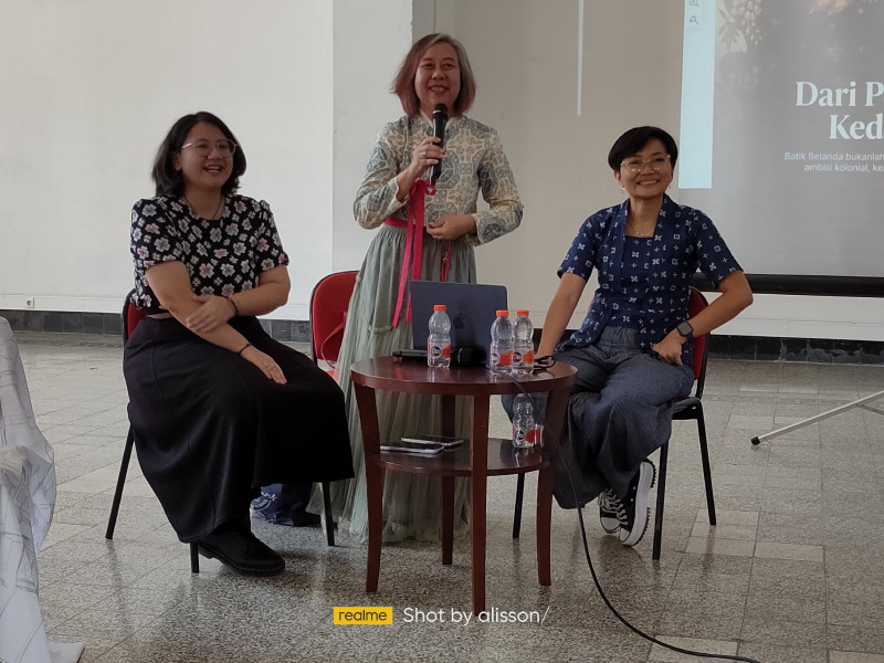 Roode Brug Soerabaia Diskusikan “Arsip Visual Kolonial: Membaca Sejarah Perang lewat Motif Batik”