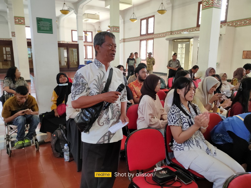 Roode Brug Soerabaia Diskusikan “Arsip Visual Kolonial: Membaca Sejarah Perang lewat Motif Batik”