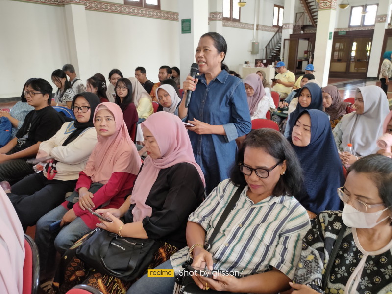 Roode Brug Soerabaia Diskusikan “Arsip Visual Kolonial: Membaca Sejarah Perang lewat Motif Batik”