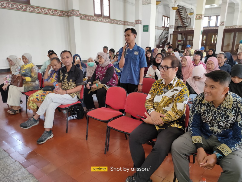 Roode Brug Soerabaia Diskusikan “Arsip Visual Kolonial: Membaca Sejarah Perang lewat Motif Batik”