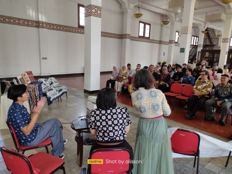 Roode Brug Soerabaia Diskusikan “Arsip Visual Kolonial: Membaca Sejarah Perang lewat Motif Batik”