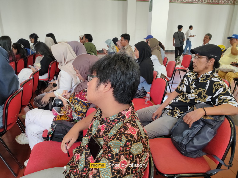 Roode Brug Soerabaia Diskusikan “Arsip Visual Kolonial: Membaca Sejarah Perang lewat Motif Batik”