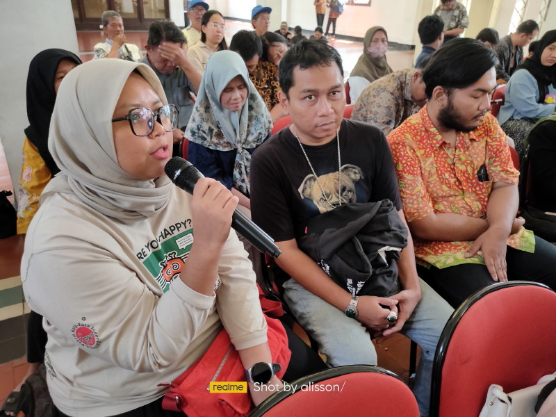 Roode Brug Soerabaia Diskusikan “Arsip Visual Kolonial: Membaca Sejarah Perang lewat Motif Batik”