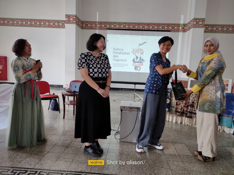 Roode Brug Soerabaia Diskusikan “Arsip Visual Kolonial: Membaca Sejarah Perang lewat Motif Batik”