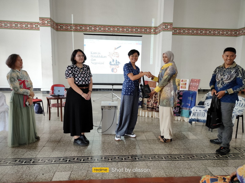 Roode Brug Soerabaia Diskusikan “Arsip Visual Kolonial: Membaca Sejarah Perang lewat Motif Batik”