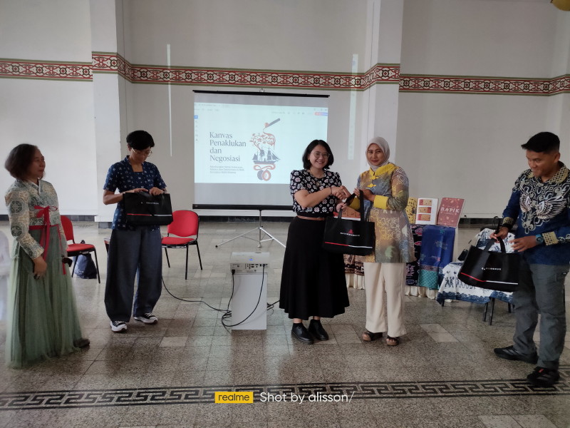 Roode Brug Soerabaia Diskusikan “Arsip Visual Kolonial: Membaca Sejarah Perang lewat Motif Batik”