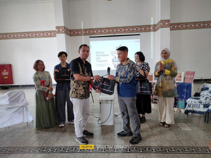 Roode Brug Soerabaia Diskusikan “Arsip Visual Kolonial: Membaca Sejarah Perang lewat Motif Batik”