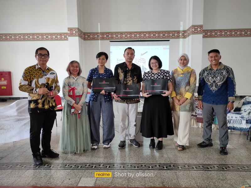 Roode Brug Soerabaia Diskusikan “Arsip Visual Kolonial: Membaca Sejarah Perang lewat Motif Batik”