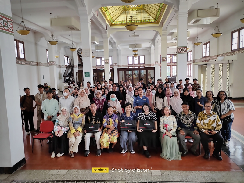 Roode Brug Soerabaia Diskusikan “Arsip Visual Kolonial: Membaca Sejarah Perang lewat Motif Batik”