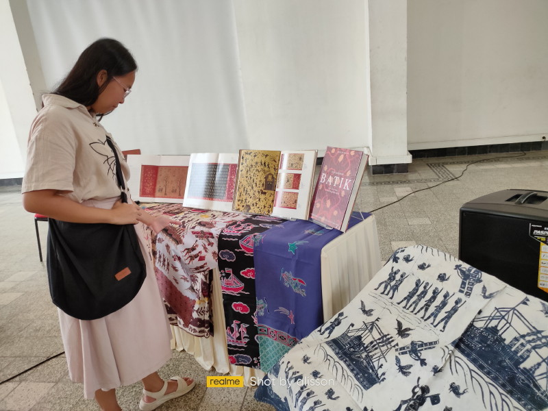 Roode Brug Soerabaia Diskusikan “Arsip Visual Kolonial: Membaca Sejarah Perang lewat Motif Batik”