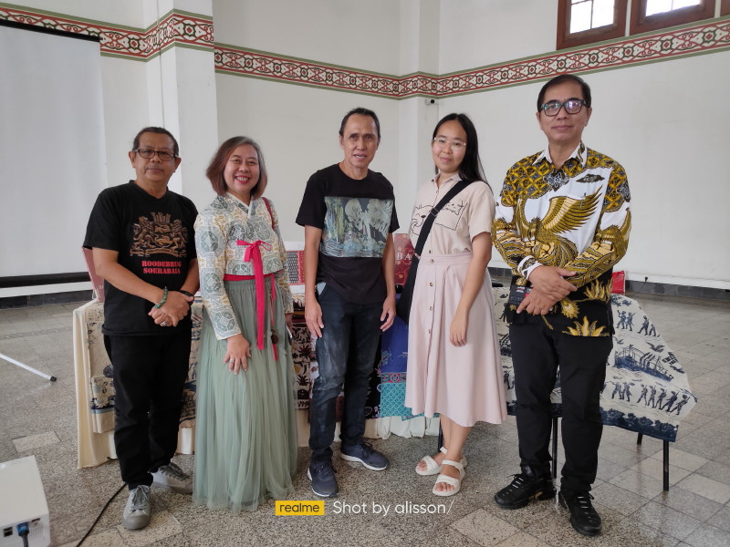 Roode Brug Soerabaia Diskusikan “Arsip Visual Kolonial: Membaca Sejarah Perang lewat Motif Batik”