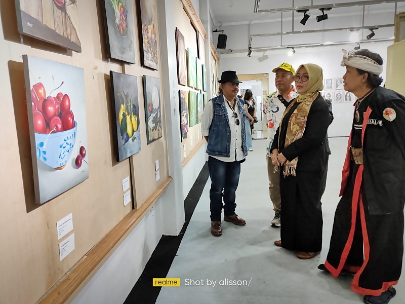 Guru dan Siswa SMK Negeri 12 Surabaya Pameran Lukisan Bersama