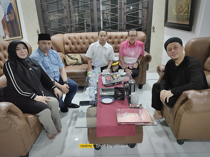 Obrolan Santai Suatu Petang di “Opick TomboAti” Bersama Bang Opick
