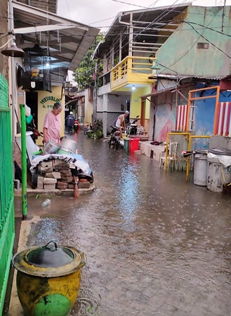 Pesan dari Hujan dan Genangan di Sudut Kota Pahlawan