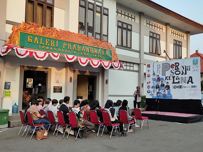 Persona Kelana
Menemukan Diri dalam Perjalanan Kreatif Sembilan Perupa