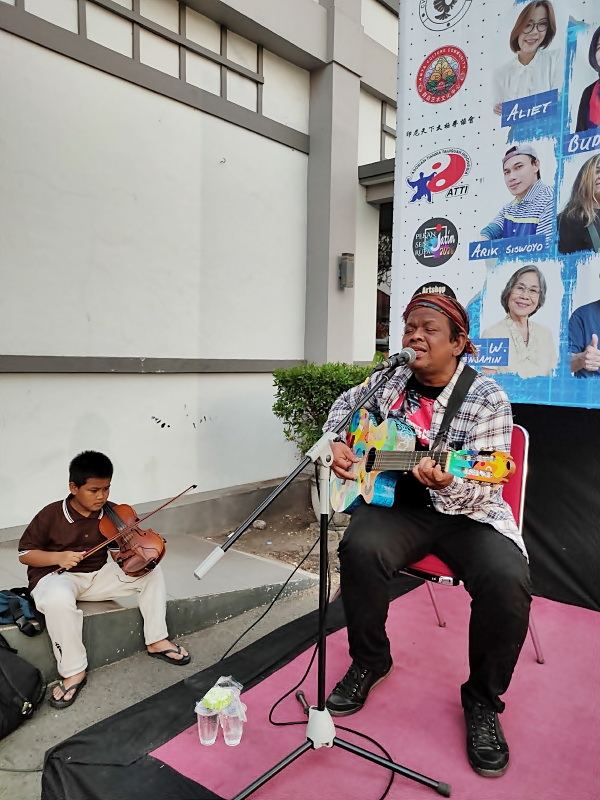 Persona Kelana
Menemukan Diri dalam Perjalanan Kreatif Sembilan Perupa