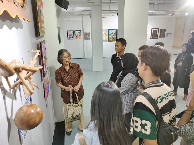 Persona Kelana
Menemukan Diri dalam Perjalanan Kreatif Sembilan Perupa
