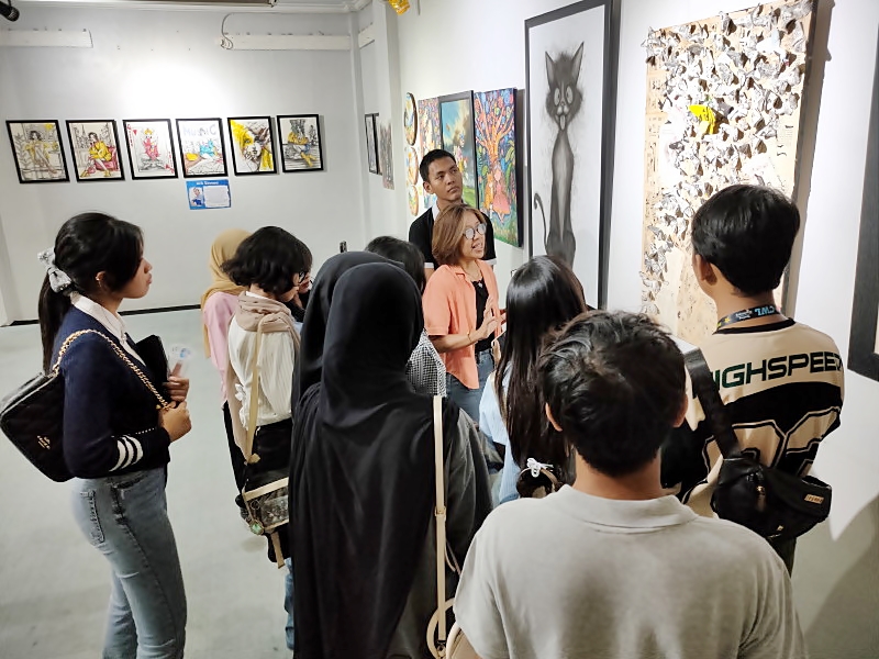 Persona Kelana
Menemukan Diri dalam Perjalanan Kreatif Sembilan Perupa