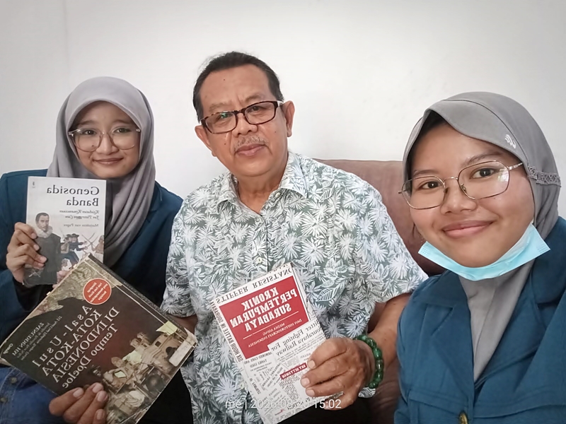Dua Mahasiswa Prodi Ilmu Informasi dan Perpustakaan FISIP Unair Kulik Arsip Kegiatan Roode Brug Soerabaia