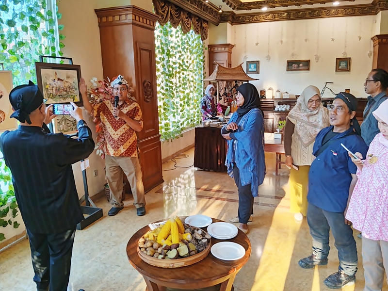 “Bingkai Warna” di Delima Resto & Art Gallery Quds Royal Hotel Surabaya