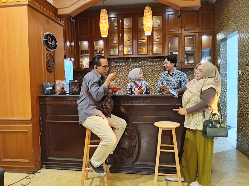 “Bingkai Warna” di Delima Resto & Art Gallery Quds Royal Hotel Surabaya